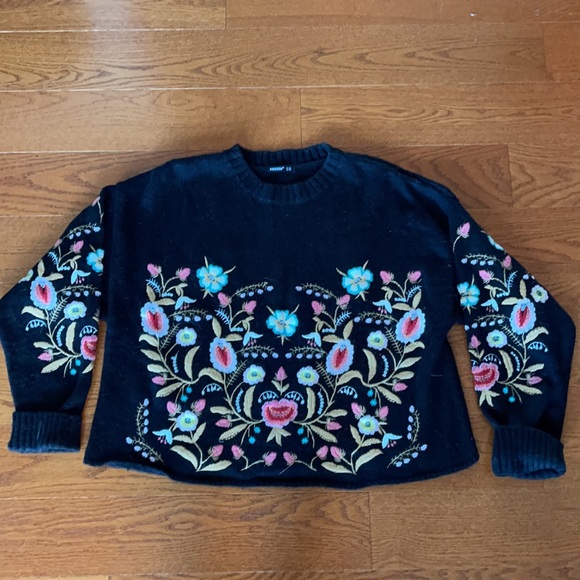 Black boxy embroidered sweater - Picture 2 of 5